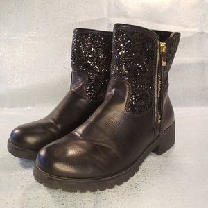 Black ankle boots with sequins.